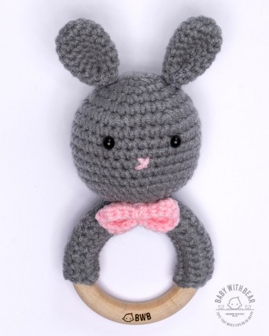 Gehäkelter Rasselring BWB - Hase grau mit rosa Masche Greifling